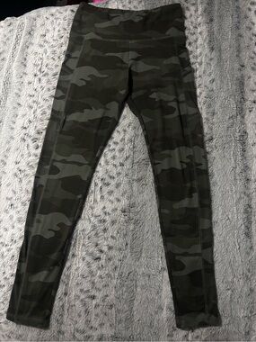 Camo High-Waist Leggings Green. Size M. stretchy Soft, New w/o tags.